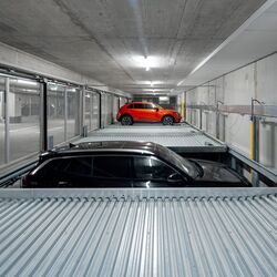 Auto fährt im Parksysteme eine Ebene nach unten
