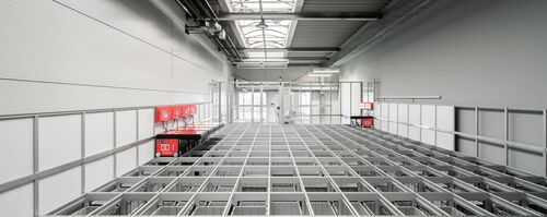 A picture of the ‘AUTOSTORE’ storage system in the production hall
