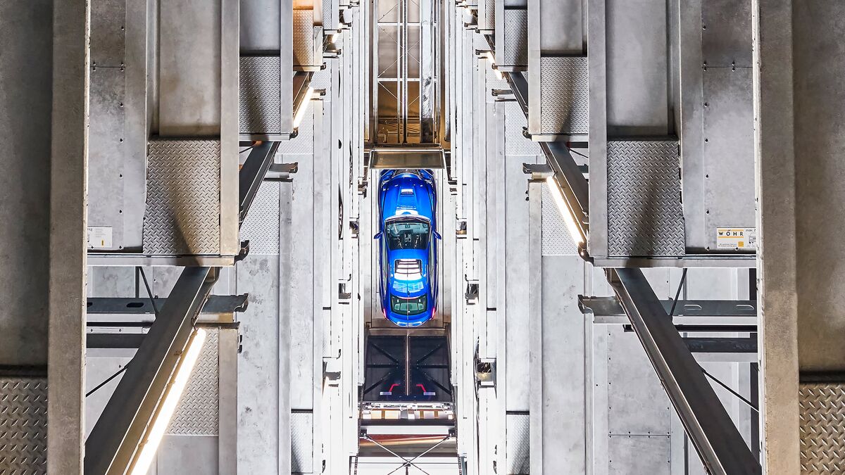 Draufsicht von oben auf die verschiebenen Ebenen eines Autoparksystems
