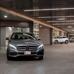 Auto fährt aus einer Tiefgarage heraus