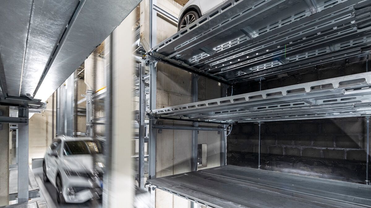 Auto wird in einem Autoparksystem eingeparkt