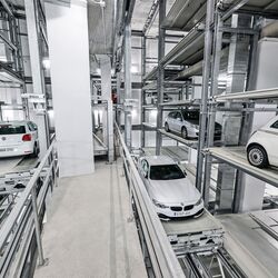 Autos parken in einem Regallagersystem