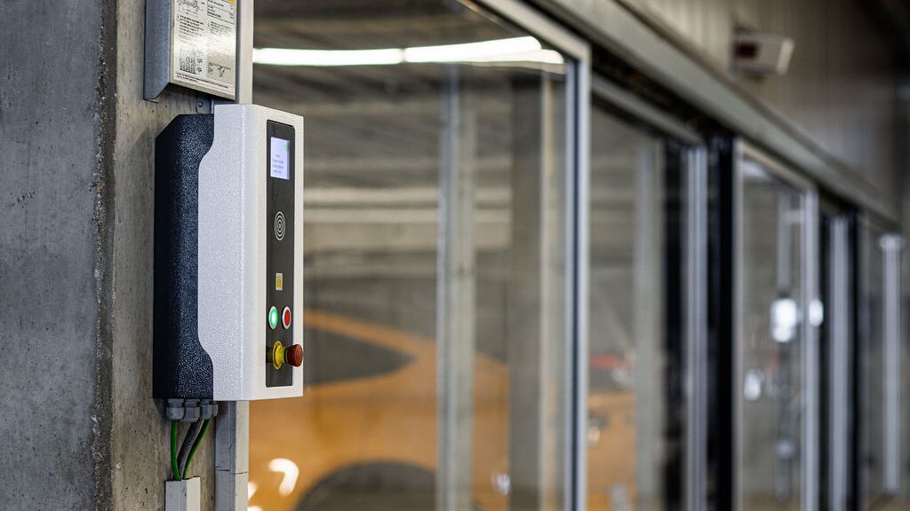 Das Bild zeigt ein Bedienfeld eines Parksystems.