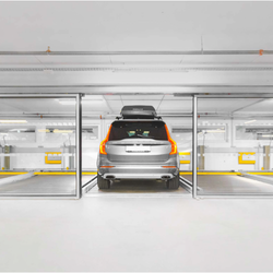 Auto steht in einem Autoparksystem