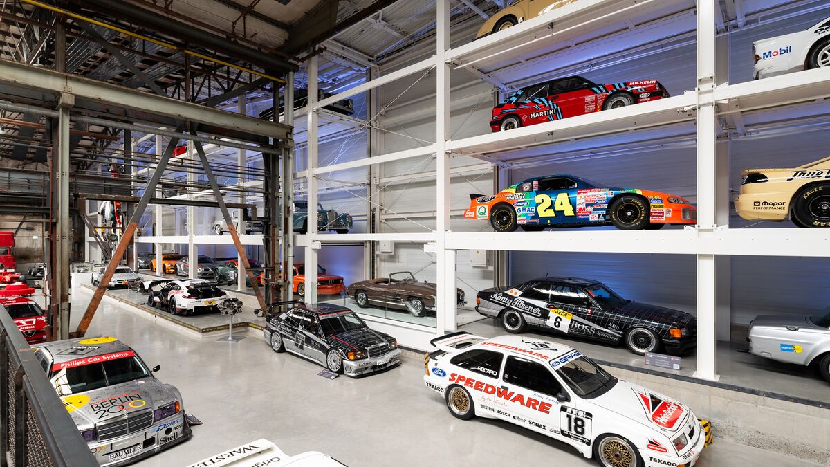 Regal an der Wand voller Autos in einem Museum
