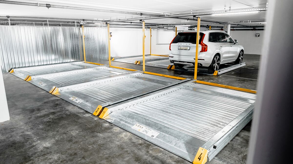 Auto steht auf einer Parkplatte