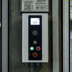 Das Bild zeigt ein Bedienfeld eines Parksystems.