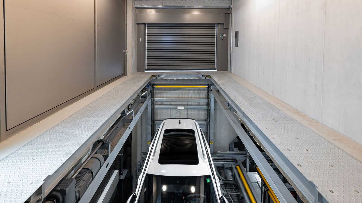 Auto senkt sich in Tiefgarage ab