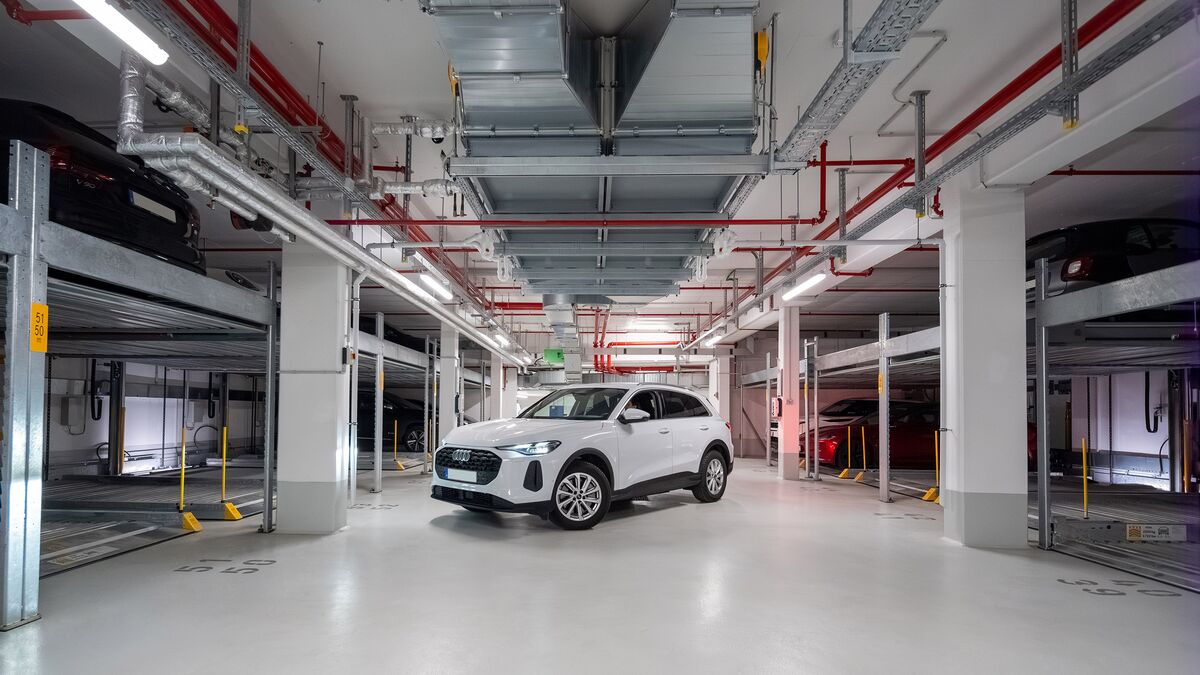 Auto steht in der Fahrgasse der Tiefgarage zwischen zwei Combilift-Systemen