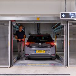 Vehicle drop-off on the transfer platform of the WÖHR Combilift 542/543 before automatic storage in the parking system.