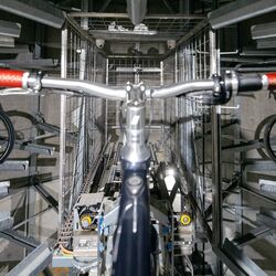 Fahrrad steht in einer Radschiene in einem Parksystem