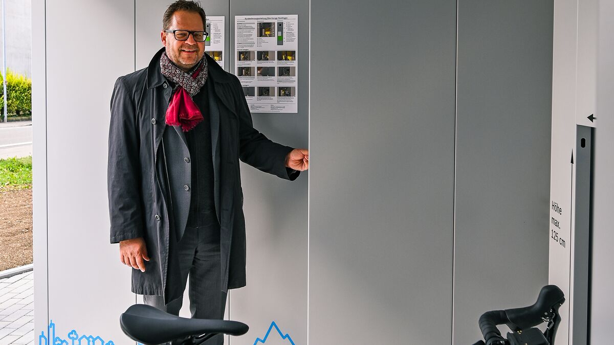 Mann fordert mit einem Chip den Stellplatz am Bedientableau des Parksystems an