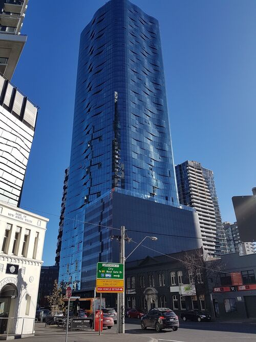 Außenansicht des Gebäudes Shadow Play in der Innenstadt von Melbourne