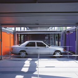 Das Auto steht in der Übergabekabine bereit für den Einparksvorgang