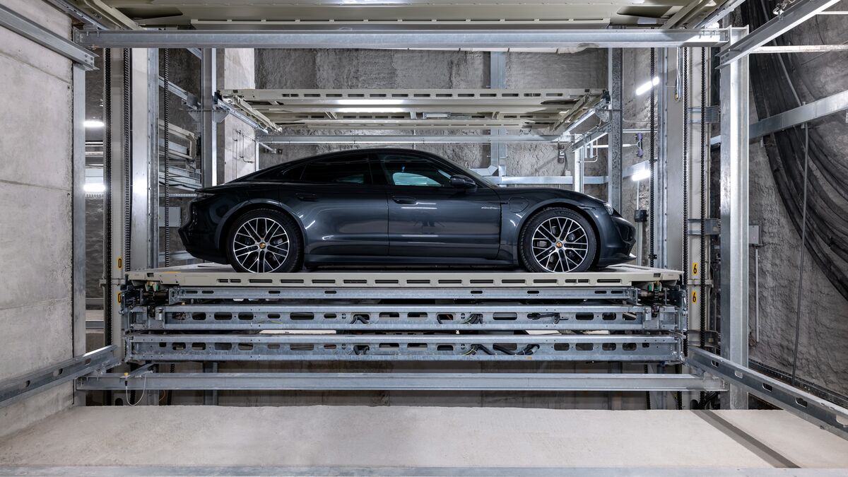 Seitenansicht eines Autos auf einem automatischen Parksystems