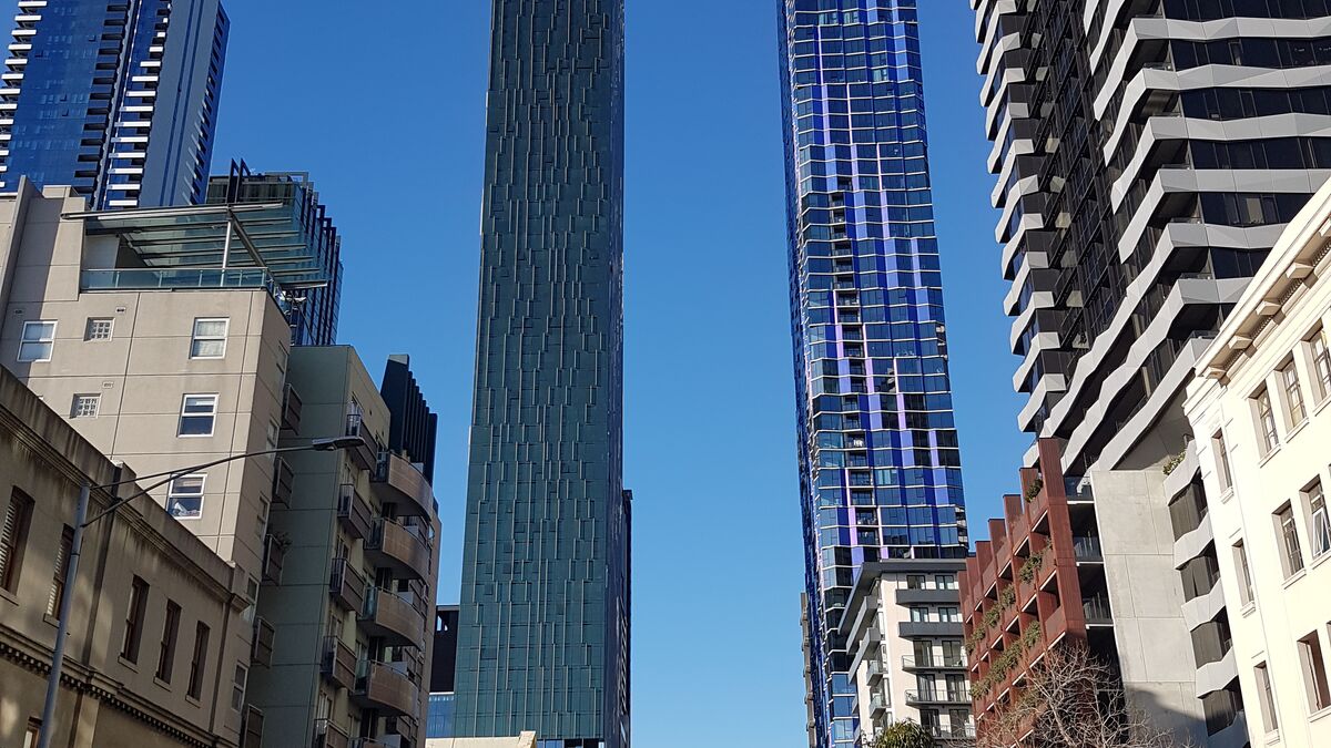 Außenansicht des Gebäudes Shadow Play in der Innenstadt von Melbourne