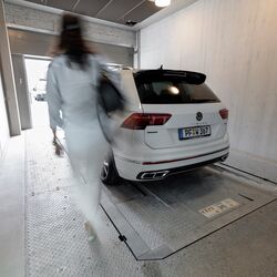 Auto steht in der Einfahrtskabine eines Parksystems