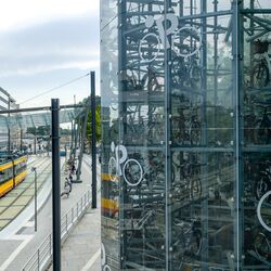 Nahaufnahme eines automatischen Parksystems mit geparkten Fahrrädern