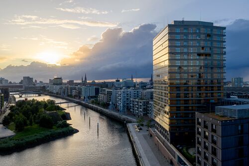 Außenansicht der Hochhauses Roots in der Hafencity in der Dämmerung
