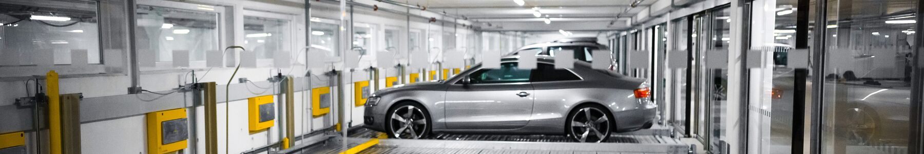 Auto steht in einem Autoparksystem