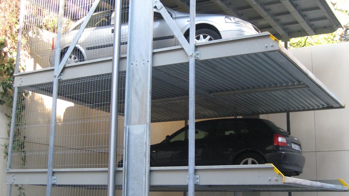 Ein Parksystem auf dem Autos stehen.