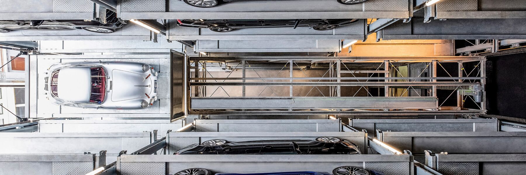 Innenansicht des Parksystems mit einem parkenden Sportwagen