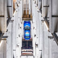 Draufsicht von oben auf die verschiebenen Ebenen eines Autoparksystems