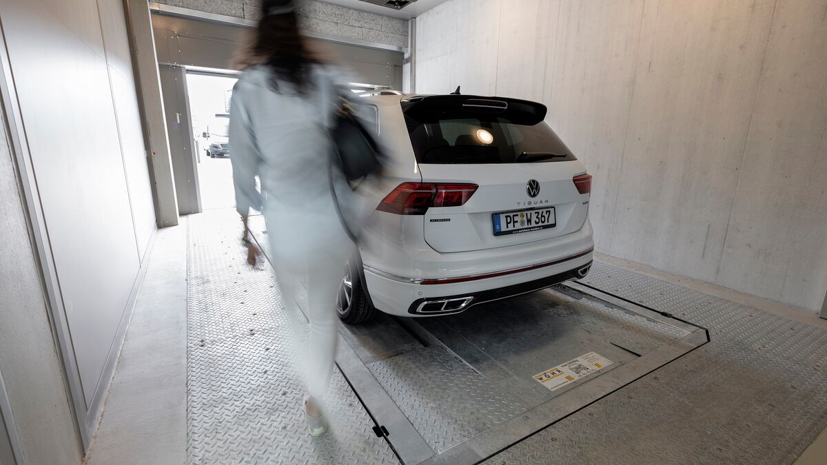 Auto steht in der Einfahrtskabine eines Parksystems