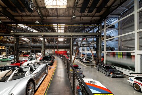 Übersichtsansicht der Museumshalle mit Autos