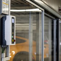 Das Bild zeigt ein Bedienfeld eines Parksystems.