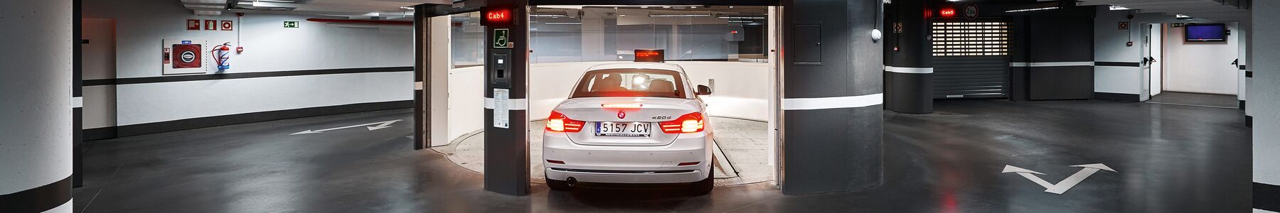 Auto fährt in die Einfahrtskabine des Parksafes ein