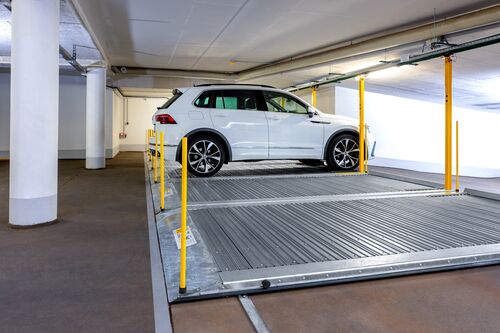 Parkplatte mit einem daraufstehenden Auto in einer Tiefgarage