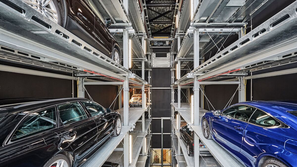 Übersicht in ein Autoparksystem mit parkenden Fahrzeugen