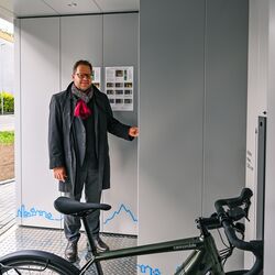 Mann fordert mit einem Chip den Stellplatz am Bedientableau des Parksystems an