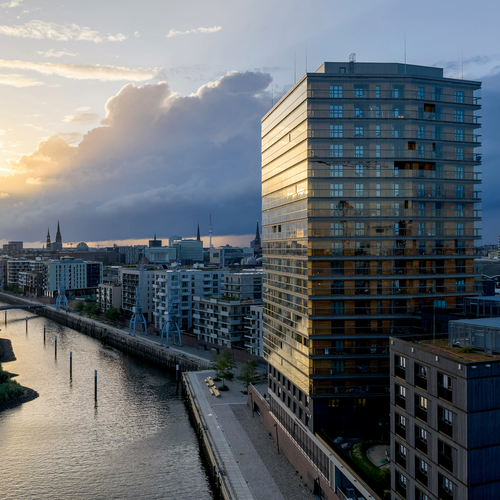 Ausschnitt des Hochhauses in der Abenddämmerung in der Hafencity Hamburg