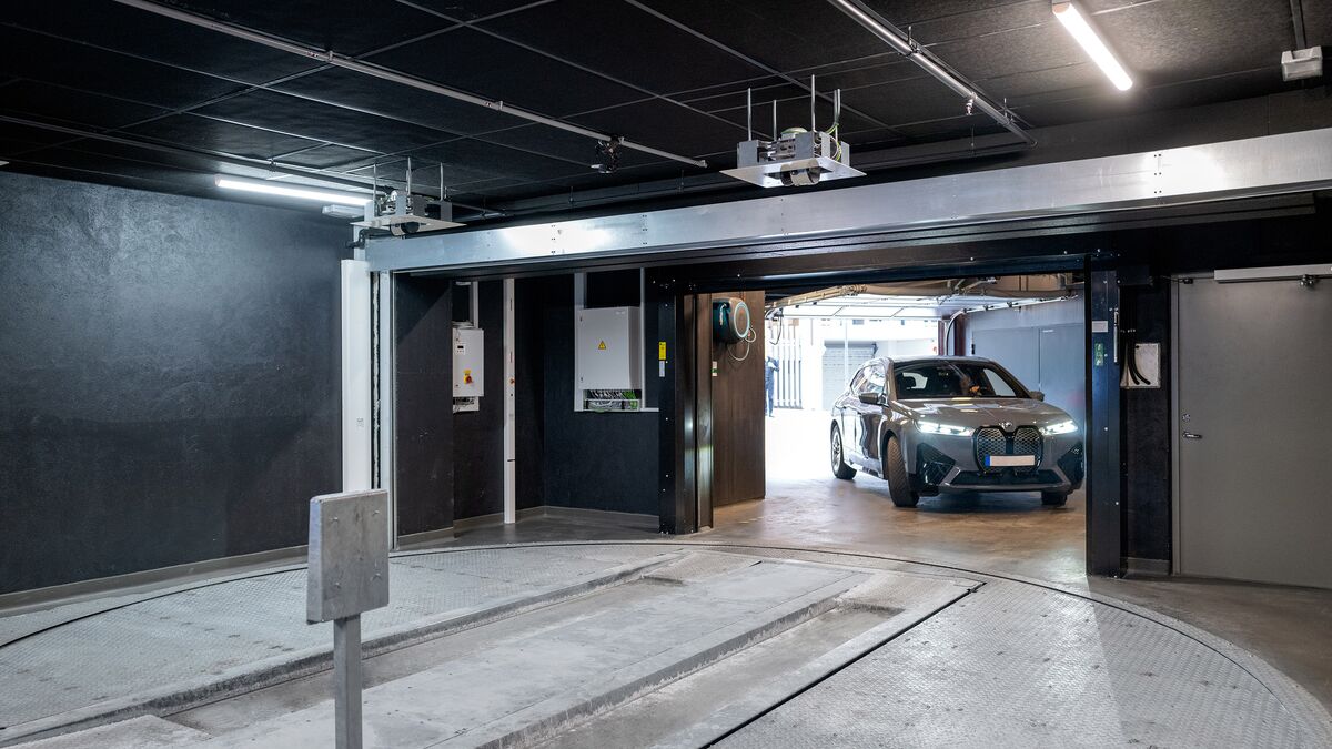 Auto fährt in die Einfahrtskabine des Parksystems ein