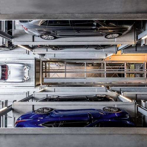 Innenansicht des Parksystems mit einem parkenden Sportwagen