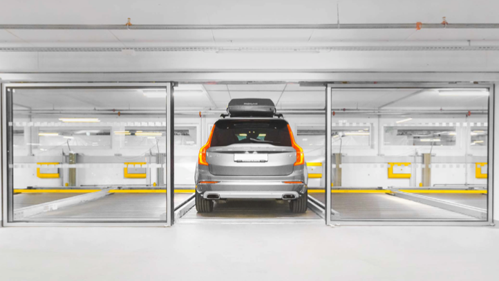 Auto steht in einem Autoparksystem