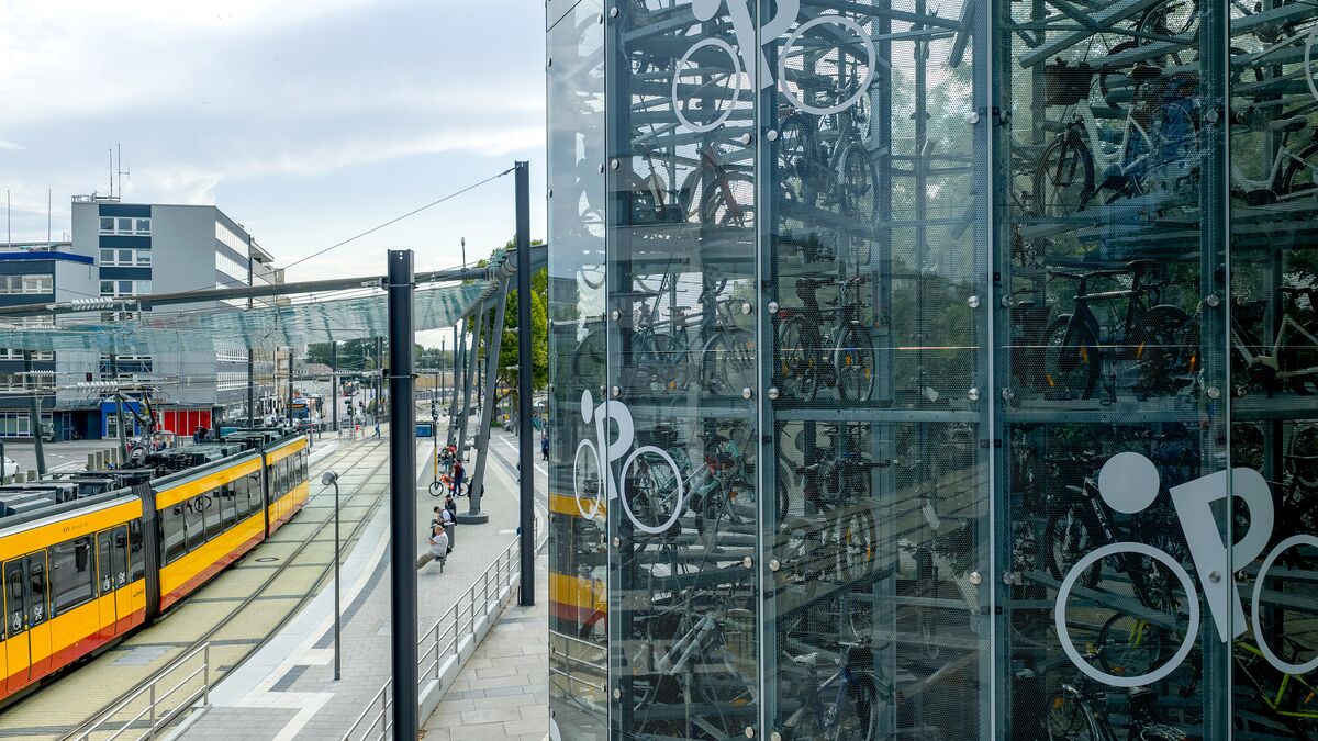 Nahaufnahme eines automatischen Parksystems mit geparkten Fahrrädern