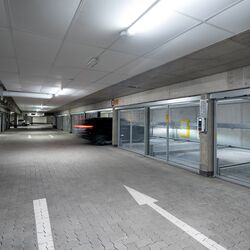 Übersicht der Tiefgarage mit einfahrendem Auto