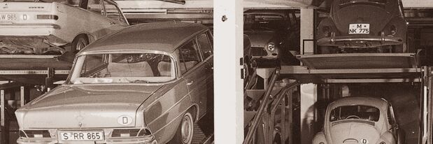 Zwei Parksysteme beparkt mit Autos aus dem Jahre 1962
