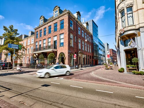 Außenansicht des Gebäudes "Kneuterdijk" in Den Haag