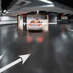 Auto fährt in die Einfahrtskabine des Parksafes ein