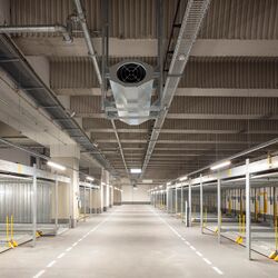 Overview of the WÖHR Combilifts in the underground car park (full view)