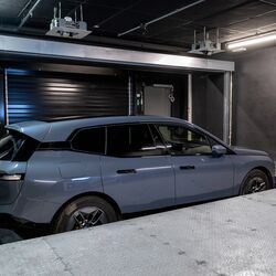 Das Auto steht in der Übergabekabine bereit für den Einparksvorgang