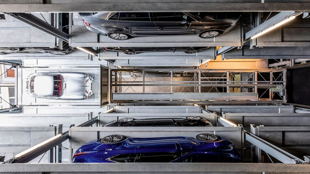 Innenansicht des Parksystems mit einem parkenden Sportwagen