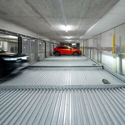 Auto fährt in das Parksystem ein