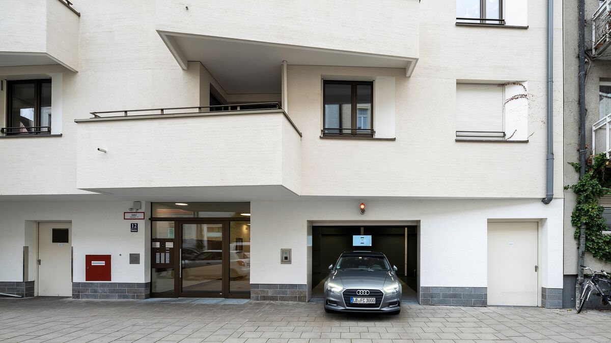 Modernes Haus mit Parksystem
