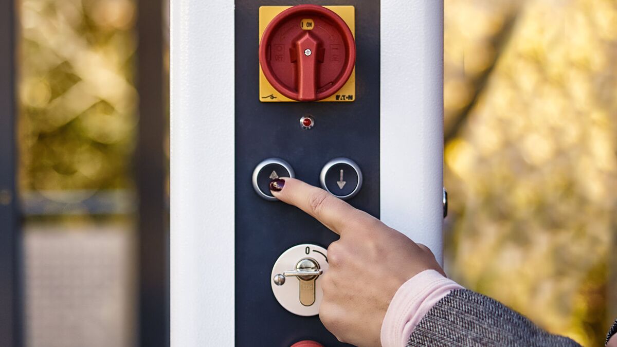 In das Bedienterminal sind Nothalt, Hauptschalter und die Bedienungsanleitung integriert. Das Bedientableau wird mit einem Generalschlüssel entriegelt, anschließend kann das Parksystem angehoben und abgesenkt werden.