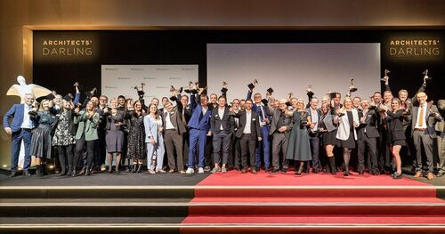 Gruppenbild von Menschen auf einer Bühne